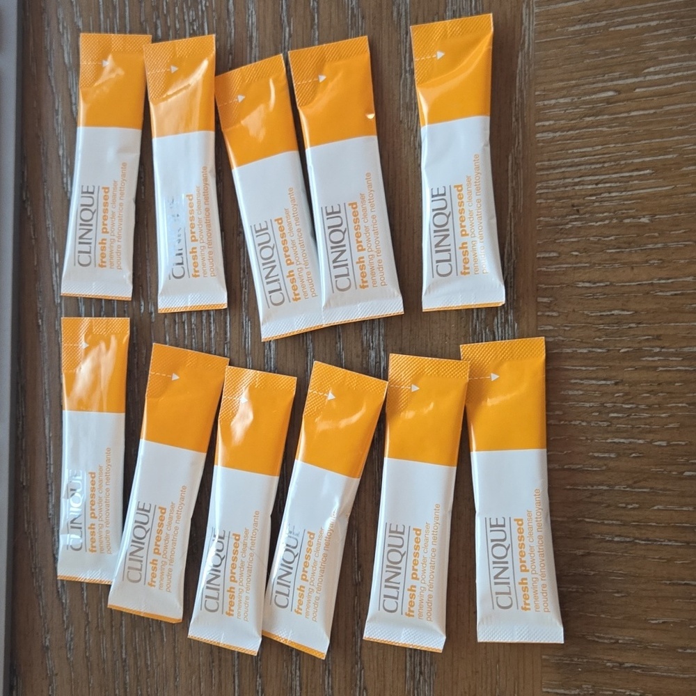 Cliniue Fresh Pressed Renewing Powder Cleanser- Set of 11